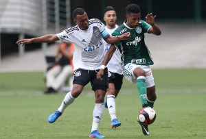 O jogador Tchê Tchê, da SE Palmeiras, disputa bola com o jogador da AA Ponte Preta, durante partida amistosa, na Arena Allianz Parque.