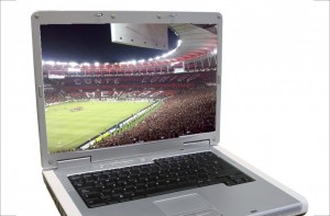 Para o jovem que torce para o Flamengo ou qualquer clube brasileiro, o computador virou um acessório primordial para acompanhar futebol.