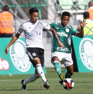 O jogador Tchê Tchê, da SE Palmeiras, disputa bola com o jogador da AA Ponte Preta, durante partida amistosa, na Arena Allianz Parque.