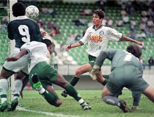 jogadores-disputam-a-bola-em-partida-entre-guarani-e-palmeiras-pelo-campeonato-brasileiro-de-1998-1334968275994_615x470