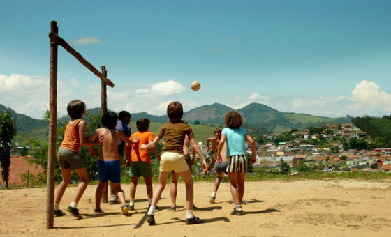 Jogando bola com os amigos na rua 